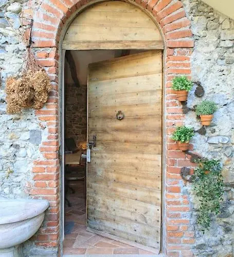 Medieval Stone Retreat With Views Апартаменти Стреза